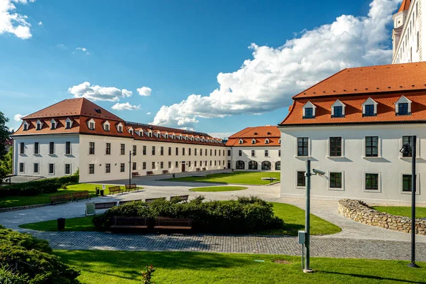 Atypický Pohled Bratislavský Hrad Předního Dvorku Část Zámecké Zahrady Během — Stock fotografie