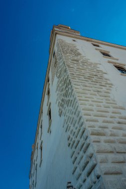 Bratislava Kalesi 'nin sıradan bir manzarası yok. Arka bahçeden kale bahçesinin sıcak yaz günlerinde.