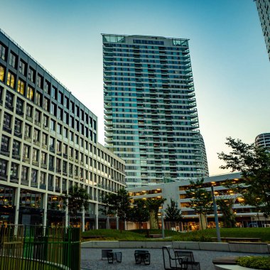 Slovakya 'nın modern kesiminin akşam manzarası Bratislava, iş bölgesi yaz günbatımında altın saat