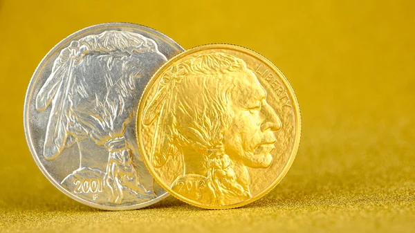银制和金黄色的美洲水牛1盎司硬币 背景为金黄色 — 图库照片
