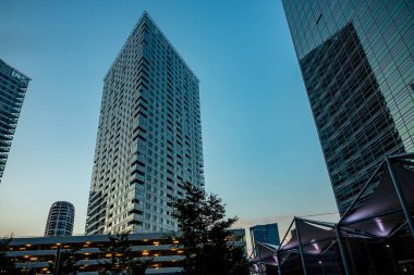 Slovakya 'nın modern kesiminin akşam manzarası Bratislava, iş bölgesi yaz günbatımında altın saat