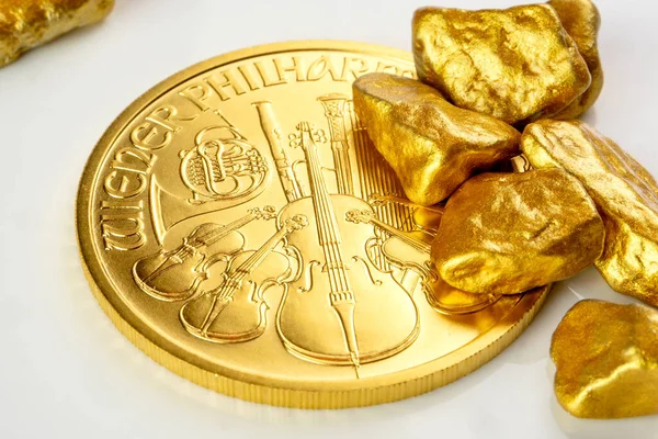 黄金のオーストリアの哲学者1オンス硬貨黄金のナゲットのヒープ上に敷設 十分なコピースペースで隔離された白い背景に黄金の鉱石 — ストック写真