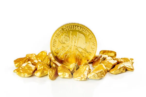 一盎司金币放在一堆金块上 白色背景上的金矿石与充足的复制空间隔离 — 图库照片