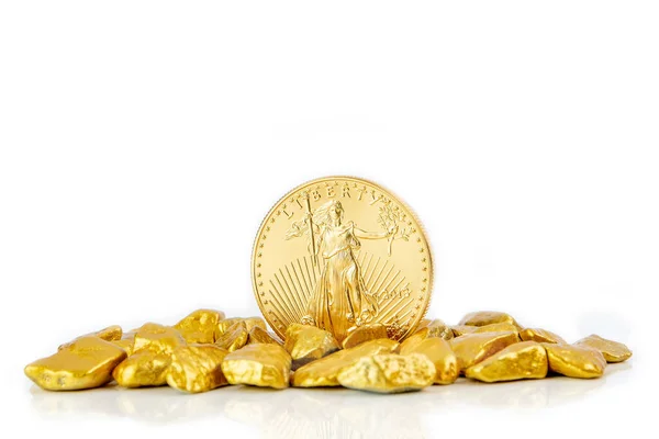 Gouden Amerikaanse Adelaar Een Ounce Munt Een Hoop Gouden Goudklompjes — Stockfoto