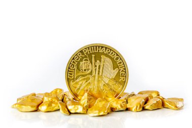 Altın Avusturyalı filarmoni sanatçısı bir ons altın külçe yığını üzerinde yatıyor, beyaz arka planda altın cevher bol miktarda kopya alanı ile izole edilmiş.