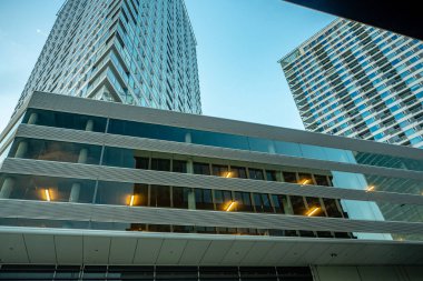 Slovakya 'nın modern kesiminin akşam manzarası Bratislava, iş bölgesi yaz günbatımında altın saat