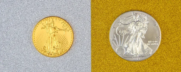 Águila Plata Águila Dorada Americana Monedas Una Onza Colocadas Sobre —  Fotos de Stock