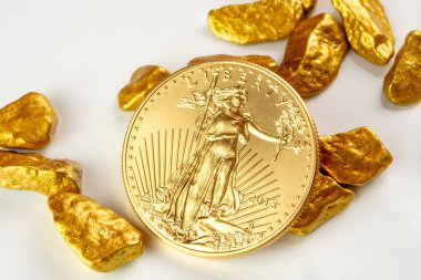 Altın Amerikan kartalı bir ons altın külçeler yığını üzerinde yatıyor, beyaz zemin üzerinde altın cevher ve bolca kopya alanı var.