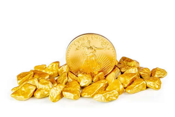 黄金のワシ1オンス硬貨黄金のナゲットのヒープ上に敷設 十分なコピースペースで隔離された白い背景に黄金の鉱石 — ストック写真