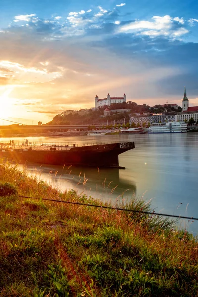 Kilátás Pozsonyi Várra Arany Óra Alatt Gyönyörű Naplementével Dunán Szlovákia — Stock Fotó