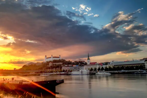 Vue Sur Château Bratislava Pendant Heure Dorée Avec Beau Coucher — Photo