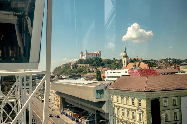 Kilátás Bratislava Kastély Szlovákia Fővárosa Város Körhinta Nyáron Forró Nappal — Stock Fotó