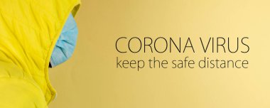 Sarı ceketli adam sarı arka planda Corona virüsüne karşı koruyucu maske kullanıyor, yüksek alarm ve hastalığa karşı mücadele, COVID-19 SARS, SARS-CoV, virüs 2020