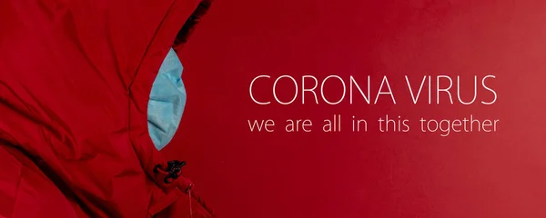 Man Röd Jacka Använder Skyddande Mask Mot Koronavirus Röd Bakgrund — Stockfoto
