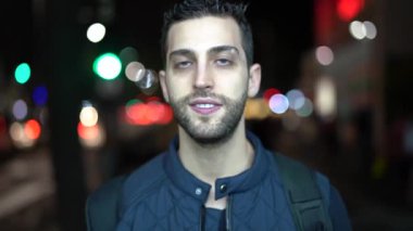 Arka plan üzerinde gece şehri ile genç ve komik adam portresi