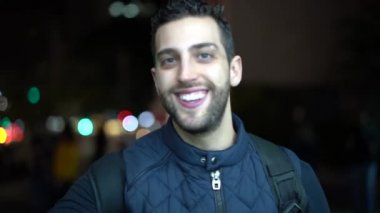 Arka plan üzerinde gece şehri ile genç ve komik adam portresi