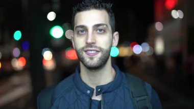 Arka plan üzerinde gece şehri ile genç ve komik adam portresi