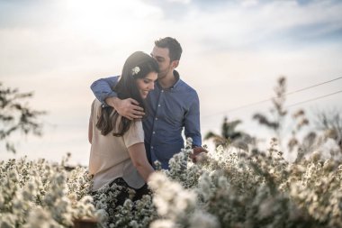 Romantik Çift keşfetmek çiçek alan