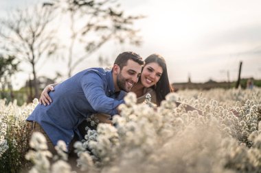 Romantik çift aşk biraz üzerinde bir alanda çiçek