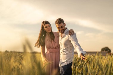 Aşk biraz romantik çift altın buğday alan - Holambra, Sao Paulo, Brezilya