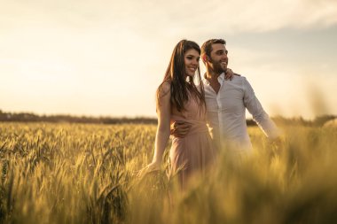 Aşk biraz romantik çift altın buğday alan - Holambra, Sao Paulo, Brezilya