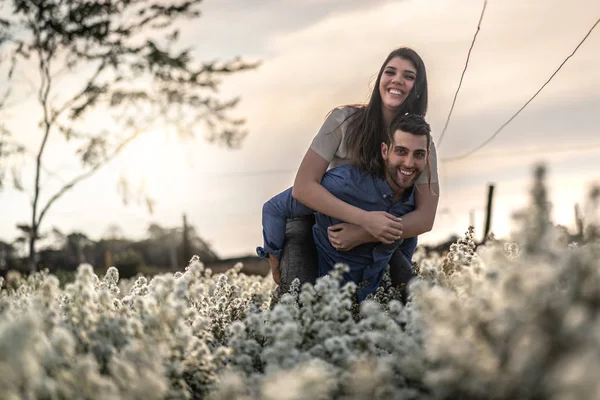 Romantický Pár Okamžik Lásky Holambra Sao Paulo Brazílie — Stock fotografie