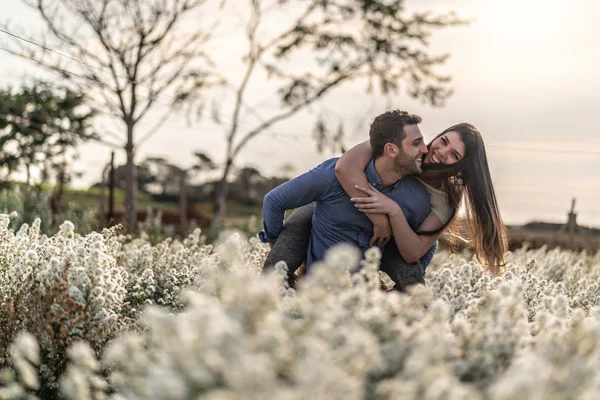 Romantik Çift Keşfetmek Çiçek Alan — Stok fotoğraf