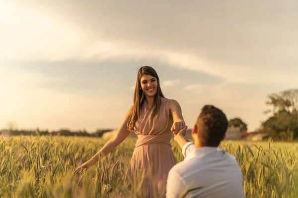 Benimle Evlenir Misin Erkek Arkadaşına Altın Buğday Alan Baktığı Için — Stok fotoğraf
