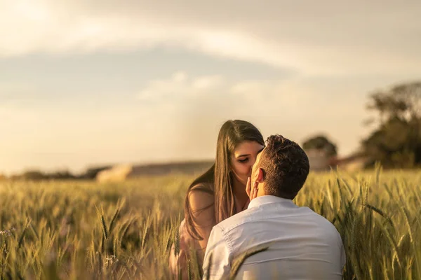 Benimle Evlenir Misin Erkek Arkadaşına Altın Buğday Alan Baktığı Için — Stok fotoğraf