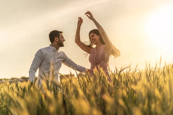 Romantik Çift Dans Altın Buğday Flied Anda Aşk — Stok fotoğraf