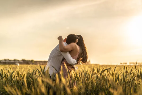 Романтична Пара Мить Кохання Золотій Пшениці — стокове фото