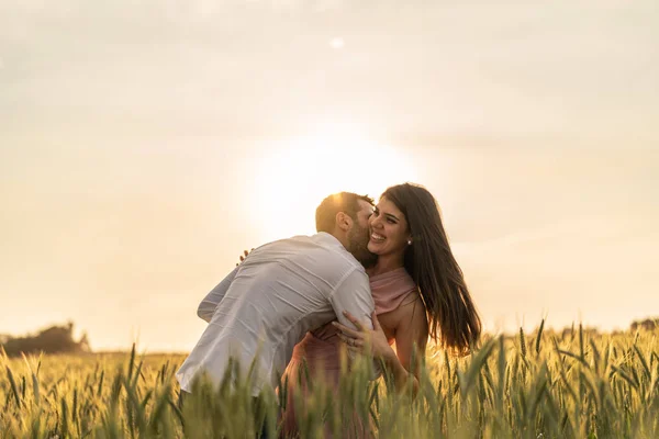Romantik Çift Altın Buğday Flied Aşk Anda Üzerinde — Stok fotoğraf