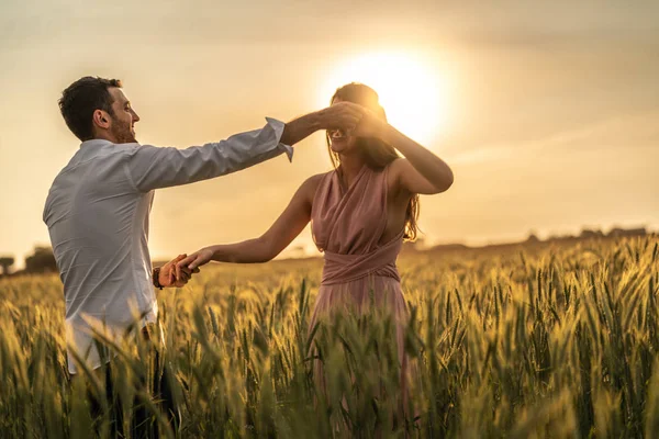 Romantik Çift Dans Altın Buğday Flied Anda Aşk — Stok fotoğraf
