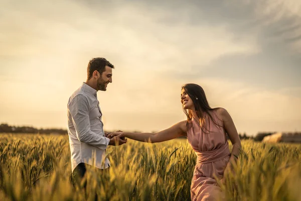 Romantik Çift Altın Buğday Flied Aşk Anda Üzerinde — Stok fotoğraf
