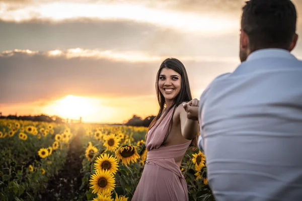 Ayçiçeği Bir Alanda Bir Aşk Romantik Çift — Stok fotoğraf