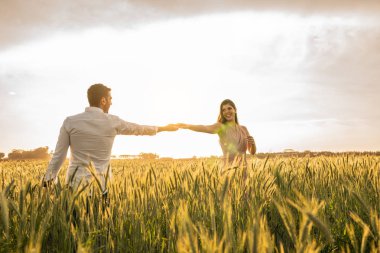 Aşk biraz romantik çift altın buğday alan 