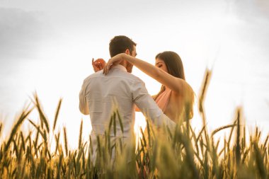 Romantik çift dans aşk an altın buğday alan 