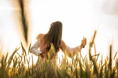 Romantik çift dans aşk an altın buğday alan 