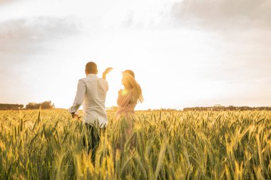 Romantik çift dans aşk an altın buğday alan 