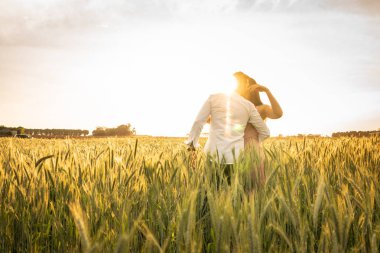 Romantik çift dans aşk an altın buğday alan 