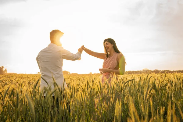 Romantik Çift Dans Aşk Altın Buğday Alan — Stok fotoğraf