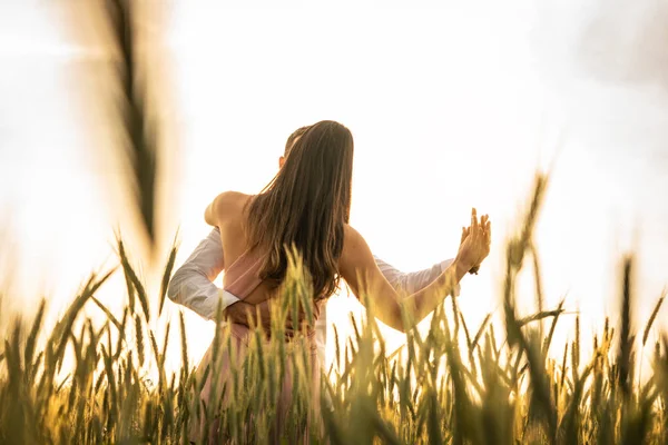 Romantik çift dans aşk an altın buğday alan 