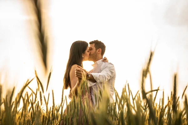 Romantický Pár Tančí Okamžik Lásky Zlaté Pšeničné Pole — Stock fotografie