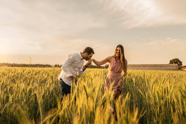 Romantický Pár Tančí Okamžik Lásky Zlaté Pšeničné Pole — Stock fotografie