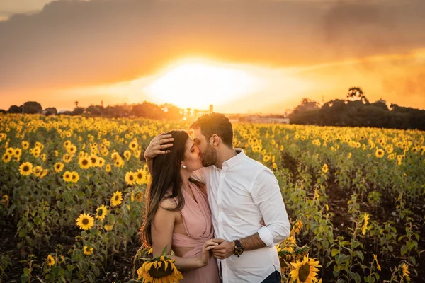 Romantický Pár Chvíli Lásky Slunečnicovém Poli — Stock fotografie