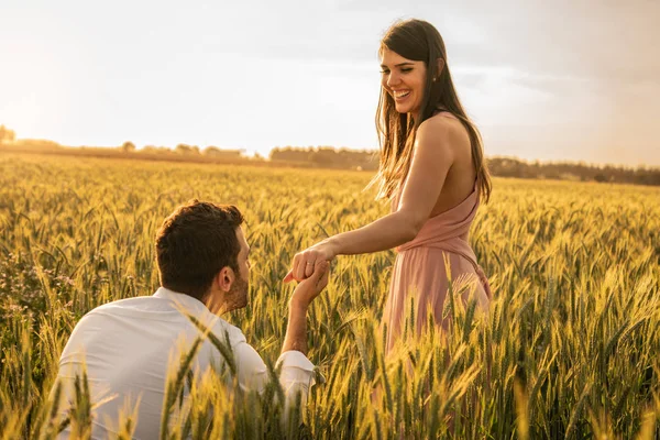 Wirst Mich Heiraten Männer Machen Seiner Freundin Auf Dem Feld Stockfoto