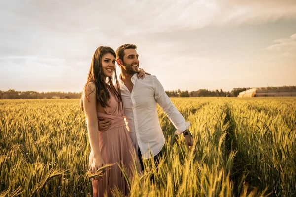 Romantisches Paar Auf Einem Liebesmoment Goldenen Weizenfeld lizenzfreie Stockbilder