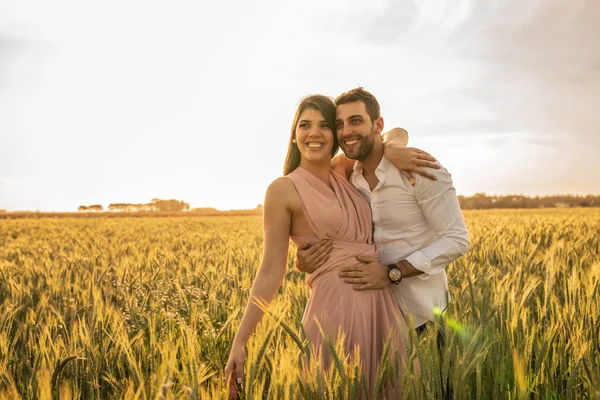 Romantisches Paar Auf Einem Liebesmoment Goldenen Weizenfeld Holambra Sao Paulo Stockfoto
