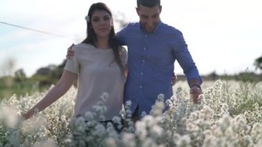 Romantik çift aşk biraz üzerinde bir alanda çiçek