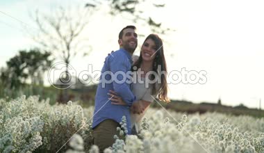 Romantik çift aşk biraz üzerinde bir alanda çiçek